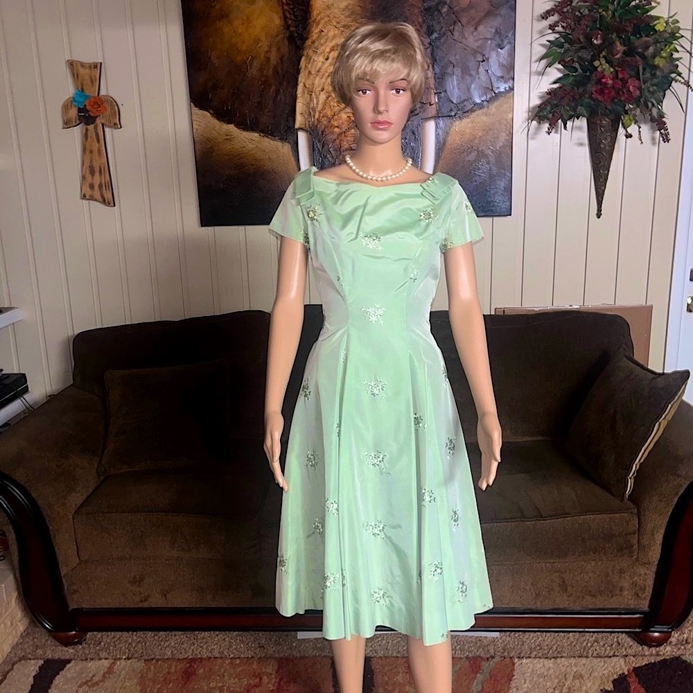 Vintage (1970’s) Mint Green Cocktail Dress W/ Floral Embroideries • Size Small - Picture 2 of 15